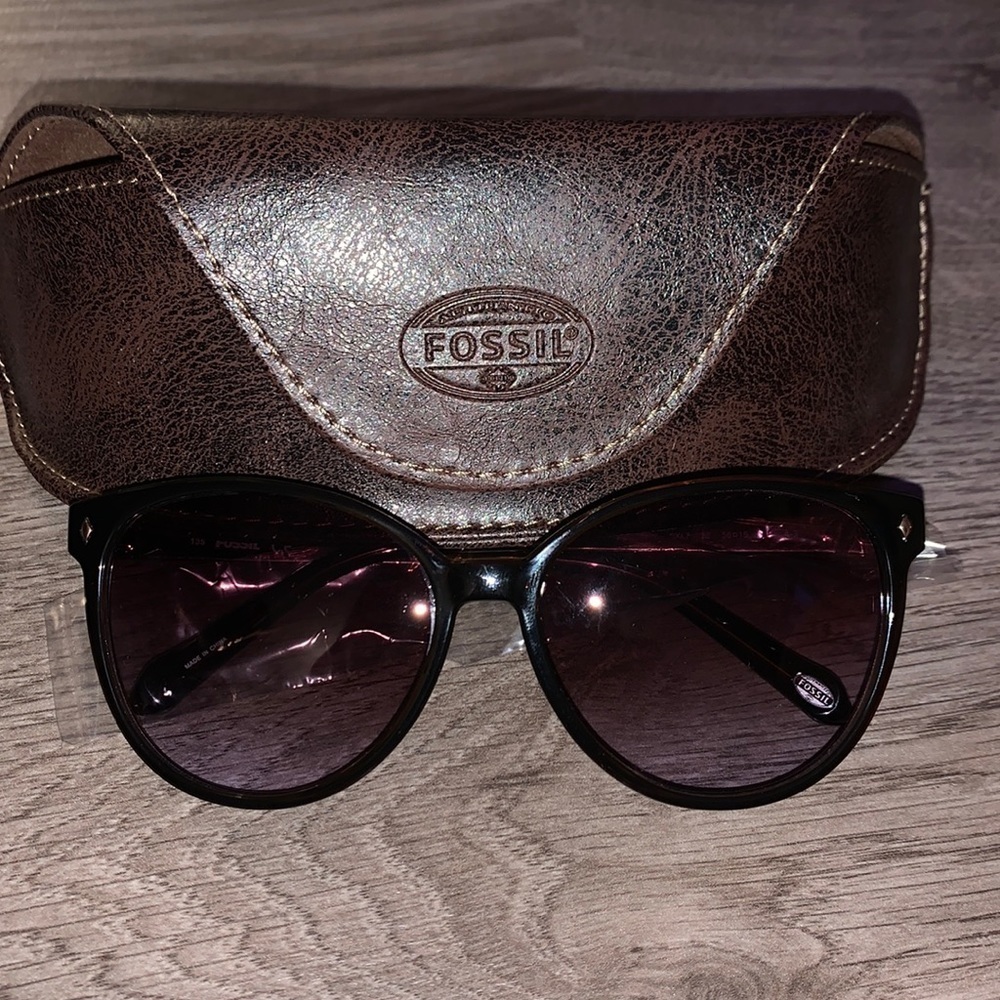Dark brown women’s Fossil sunglasses